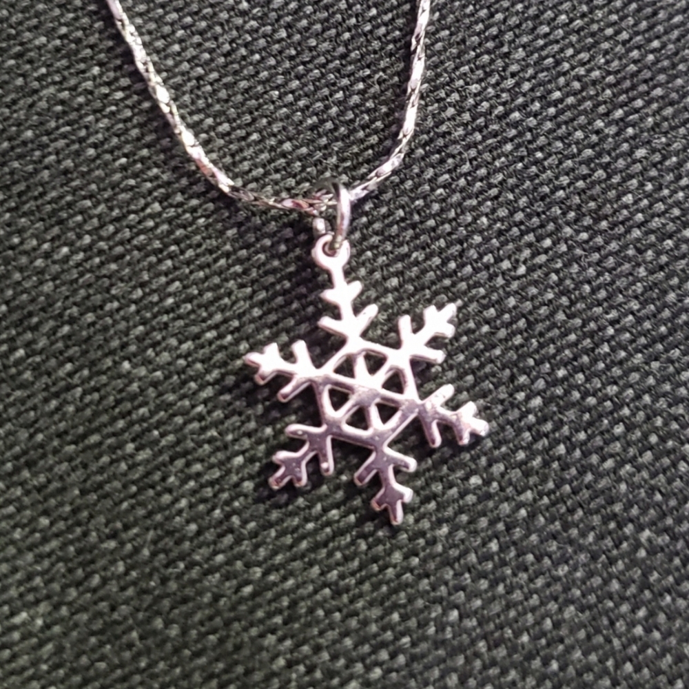 Sale🔥Sterling Silver Snowflake pendant